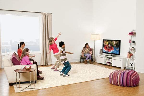  Família feliz jogando com o Kinect
